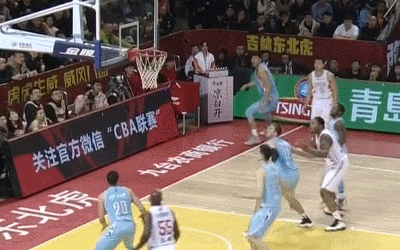 霍尔曼转身劈扣势大力沉