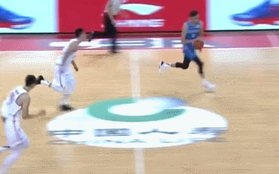 易立快攻起身双手飞扣