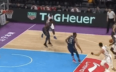 师弟助攻韩德君战斧劈扣