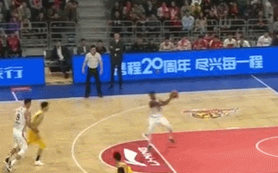 布鲁克斯闪转腾挪连过三人抛投命中