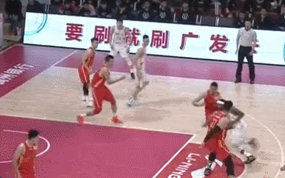 邓蒙持球突破上篮打进