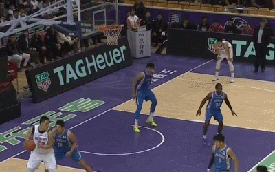 陶汉林篮下强攻顶开防守勾手打进