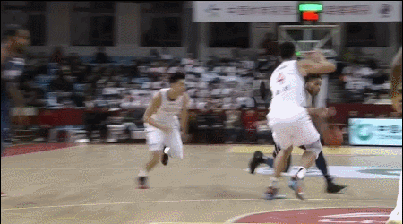 哈达迪隔人单臂暴扣炸翻全场