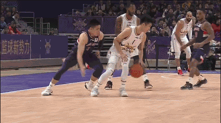 王子瑞不慎被断赛克斯前场暴扣