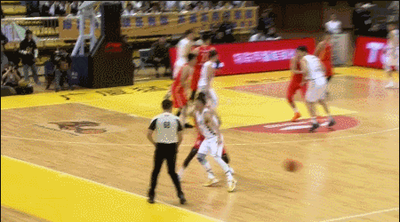  郭昊文单手掏球反击送暴扣