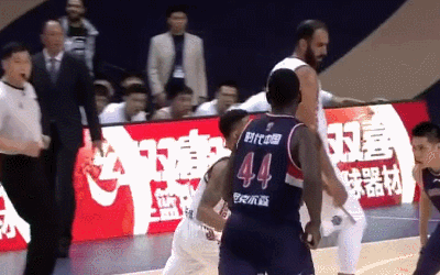 雅布赛莱霸王举鼎双手重扣