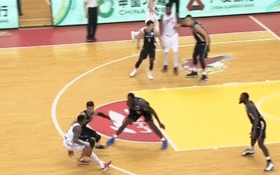 亚当斯1人贯穿辽宁防线也太强了