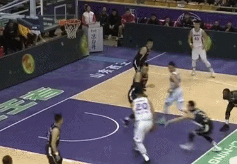 陶汉林接助攻篮下轻松上篮