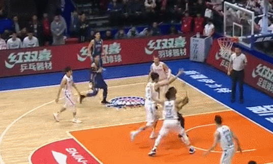 周琦补防送上大帽