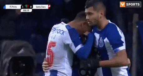 全队庆祝中岛翔哉进球