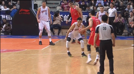  罗凯文轻巧连线许钟豪篮下吃饼
