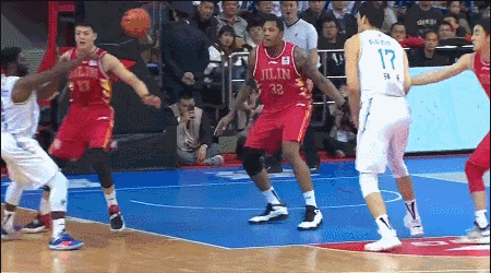 姜伟泽鬼手抢断助攻姜宇星飞身上篮