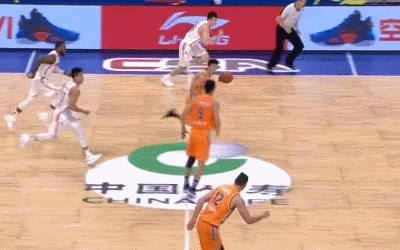 王潼反击隔扣易建联还造犯规