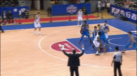  兰德尔坚决突破上篮打成2+1