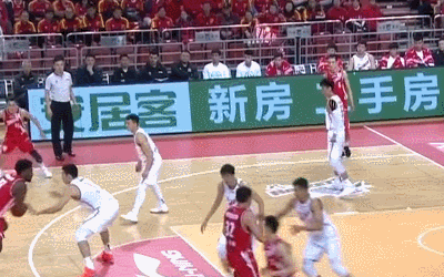 推土机!约翰逊强攻篮下打成2+1