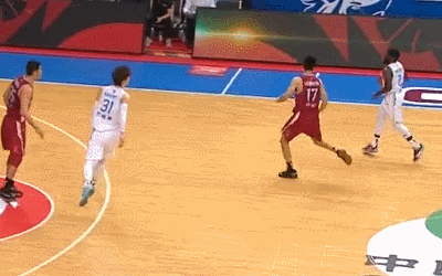 王哲林顺下接球转身暴扣