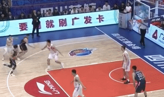 胡明轩助任骏飞轻松抛投命中