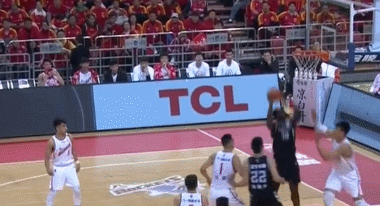 巴斯原地灌篮暴扣