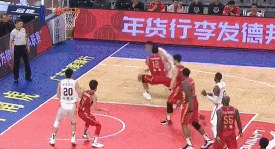 易建联霸王步突破上演惊天暴扣