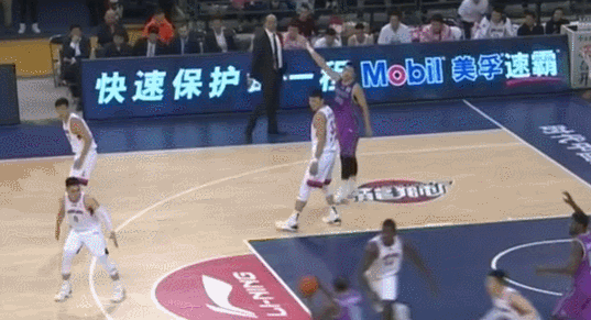 哈德森助攻梅斯轻松扣篮