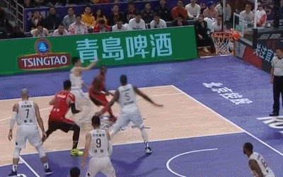 沈梓捷接球双手重扣得手