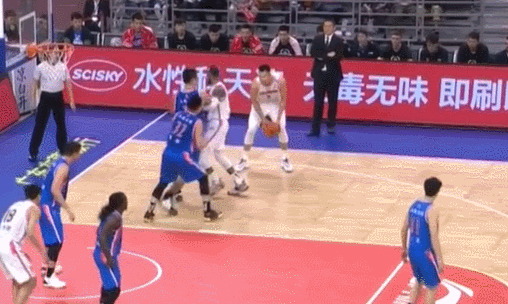 易建联中距离轻松写意