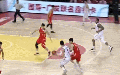 霍尔曼接球弹起单臂战斧劈扣