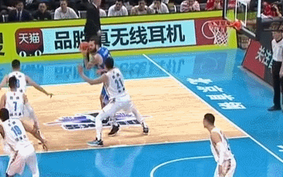 拉杜利察一步晃过常林单臂暴虐球框