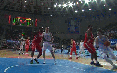 王哲林双手暴扣点燃主场气势