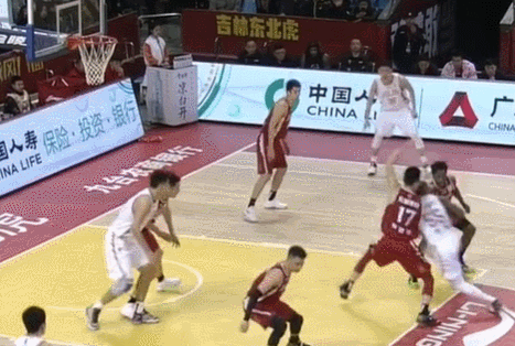 琼斯强硬上篮打成2+1