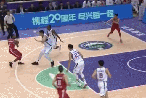 亚当斯助攻队友轻松上篮