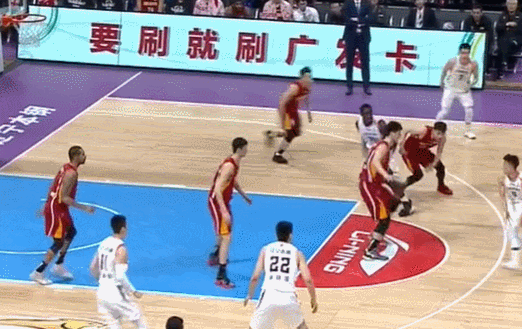 巴斯接助攻霸气暴扣