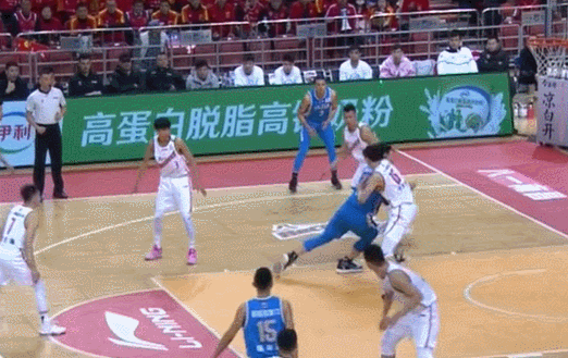 王哲林展现内线强悍实力打成2+1