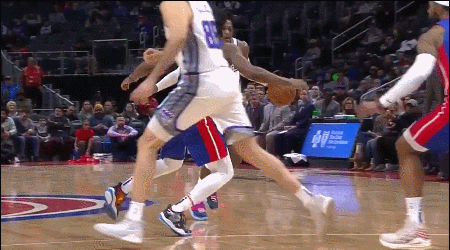 福克斯变向杀入篮下飞身劈扣伍德