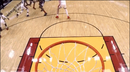 比尔接球穿过层层防守双手炸框