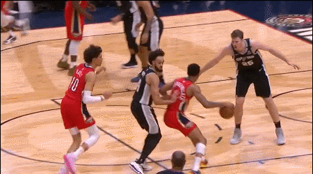 锡安篮下二次进攻强起打进完成NBA首次得分