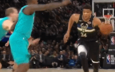 字母哥身挂两人强行劈扣