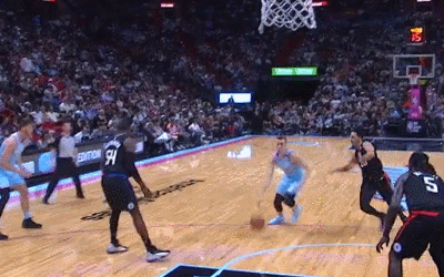 阿德巴约反向拉弓重扣冲击力十足