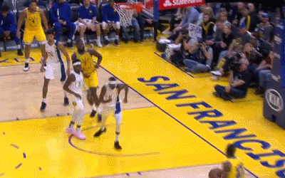 罗宾逊三世篮下弹起补扣势大力沉