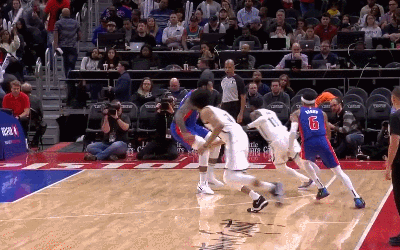 欧文身体失衡后高难度抛射得手