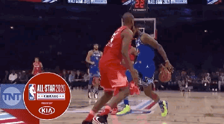 詹姆斯秀骚操作单臂凌空劈扣