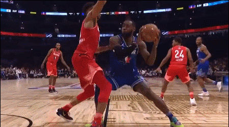 字母哥一对一防守封盖詹姆斯后仰投篮