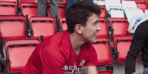 球员球迷一起更换椅子