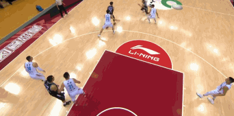 林书豪造成郭艾伦进攻犯规