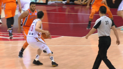 朱旭航篮下接球强起出手命中