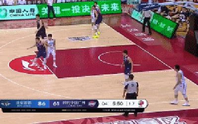 尤度杀出怒抓前场篮板！补篮命中！