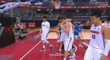 队友搀扶易建联离场