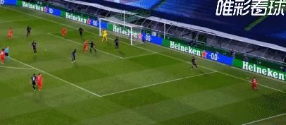 莱万头球破门，拜仁3-0里昂