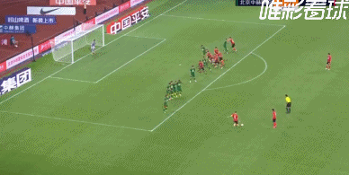 第27分钟，奥斯卡任意球开到禁区，王燊超无人看守的情况下头球破门，上港1-1扳平比分。