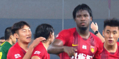 比埃拉（后）向裁判竖起大拇指